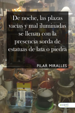 De noche, las plazas vacías y mal iluminadas se llenan...