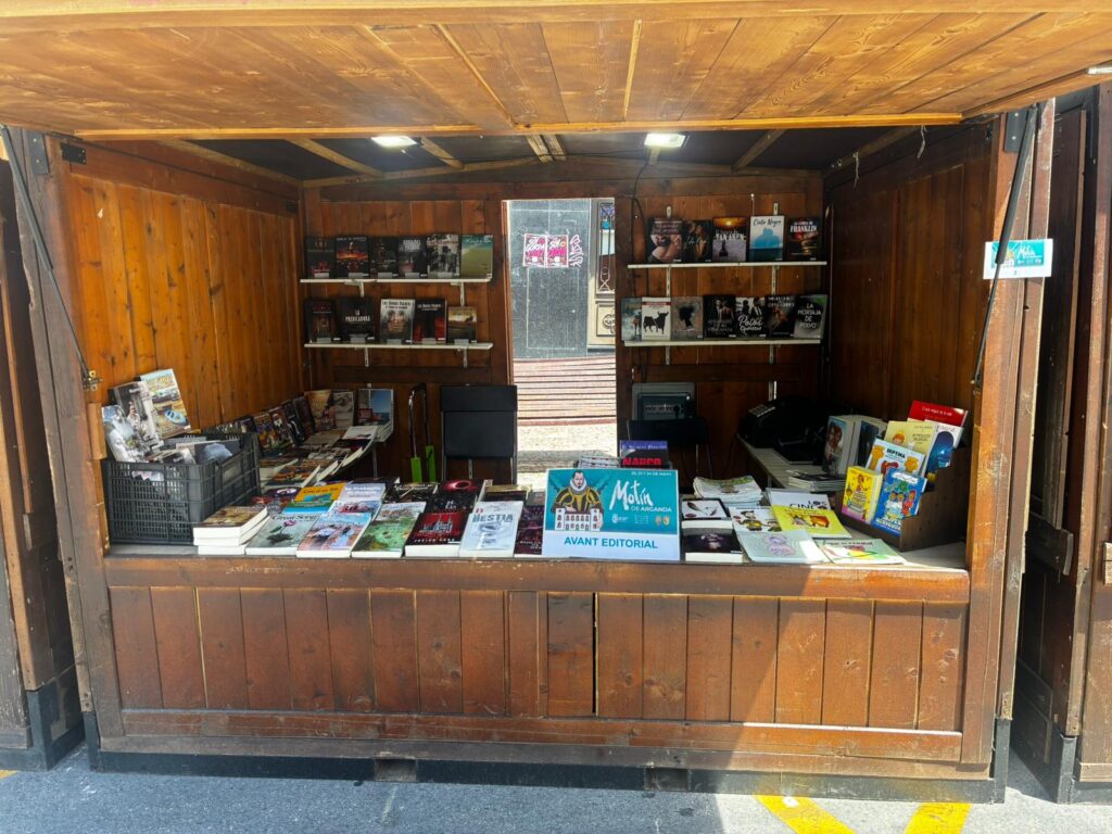 Caseta de Avant Editorial en la Feria del Libro de Arganda del Rey 2026 con una selección de libros de autores locales