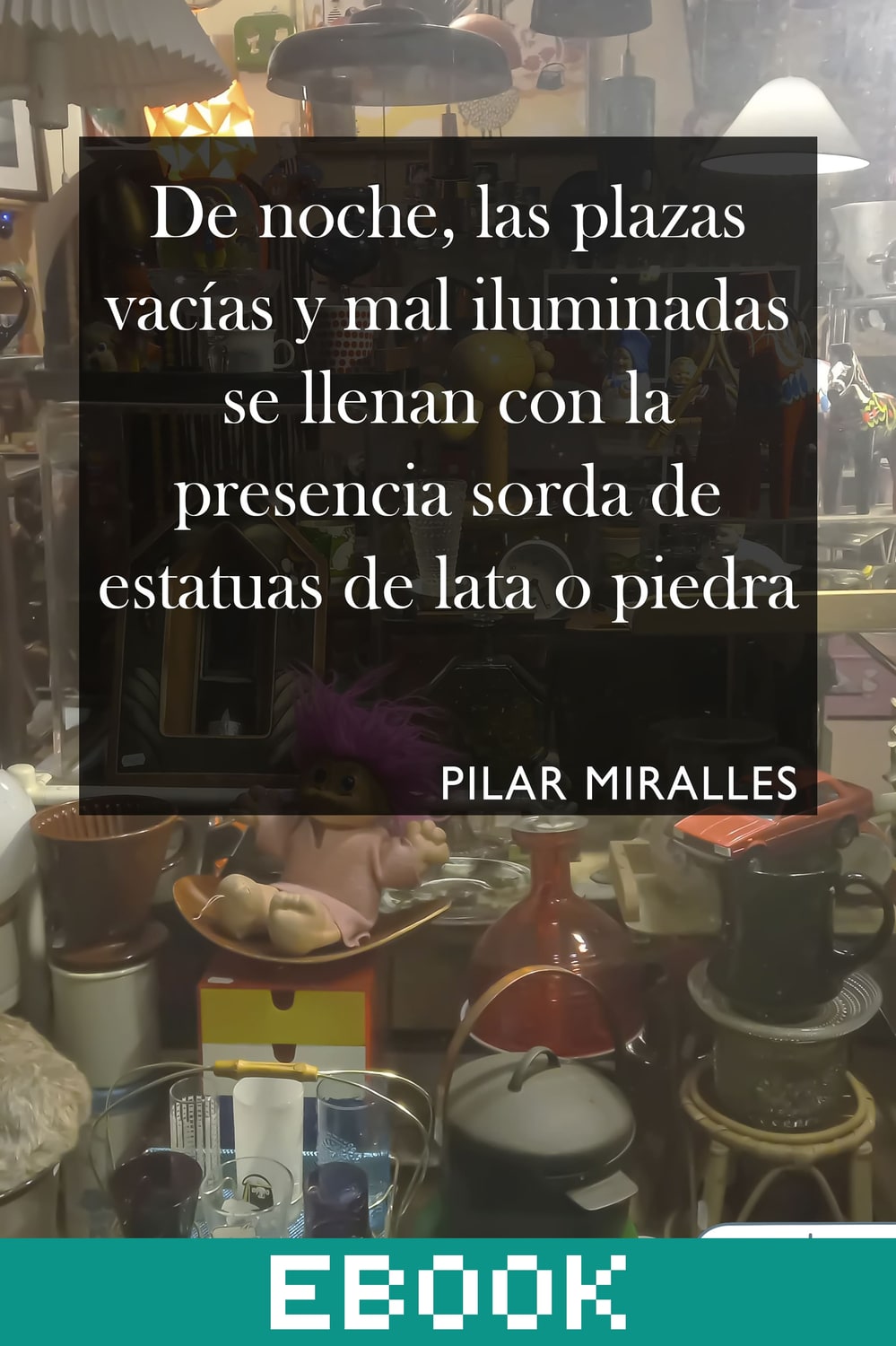 De noche, las plazas vacías y mal iluminadas se llenan...