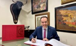 Antonio Martínez Iniesta llena el Club Cocherito con 'La grandeza de la Tauromaquia'